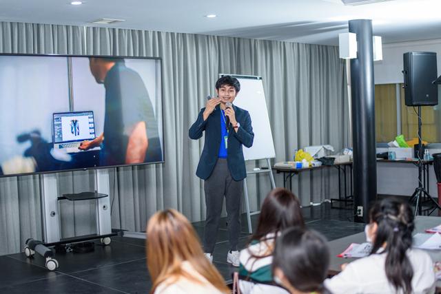 /images/youth-digital-leadership-camp-2.jpg